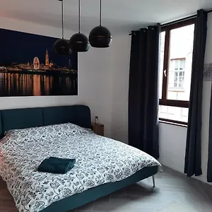 Center In Quiet Street & Airco Appartamento